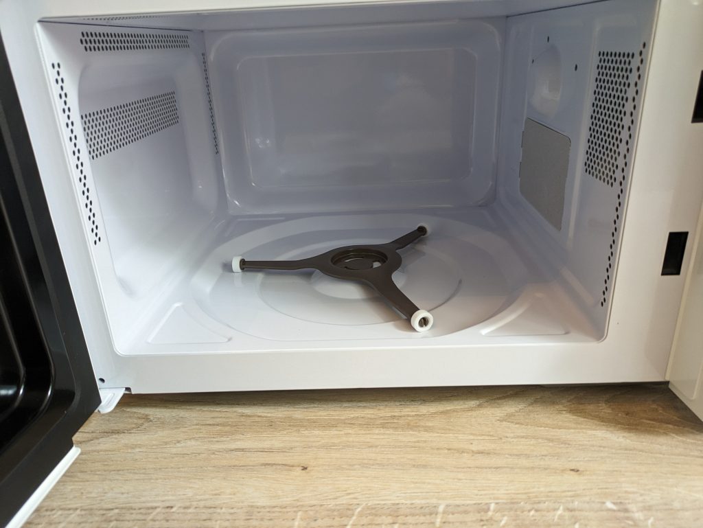 Garraum der Toshiba MM2-MM20PF Mikrowelle