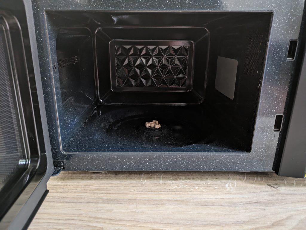 Garraum der Toshiba MV-AM20T Mikrowelle