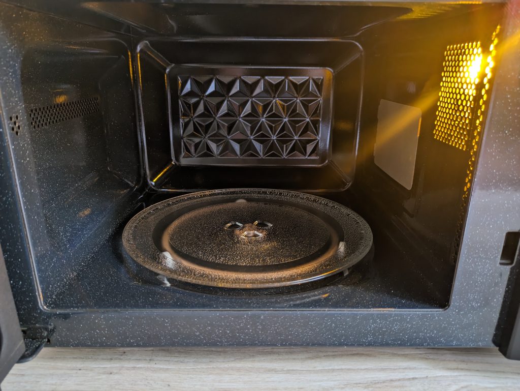 Garraum der Toshiba MV-AM20T Mikrowelle mit Licht