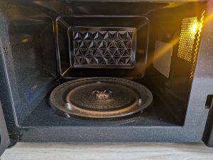 Garraum der Toshiba MV-AM20T Mikrowelle mit Licht