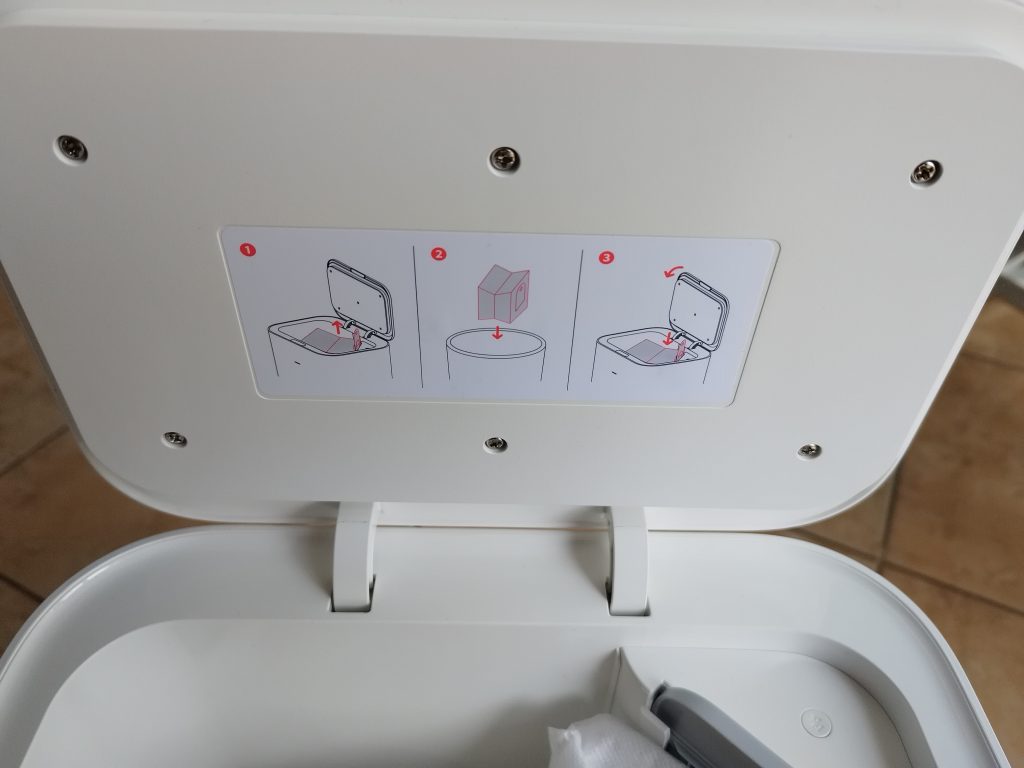 Geoeffnete-Basisstation-des-SwitchBot-S10-Saug-Wisch-Roboters-in-der-Nahansicht