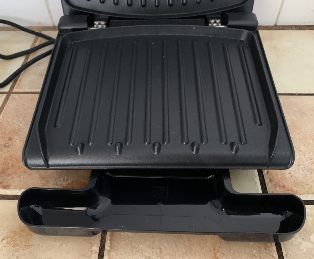 George Foreman 25030-56 Konatktgrill Anbringen der Auffangschale zum Grillen
