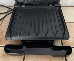 George Foreman 25030-56 Konatktgrill Anbringen der Auffangschale zum Grillen