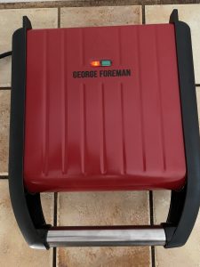 George Foreman 25030-56 Konatktgrill beim Aufheizen mit roter Leuchte