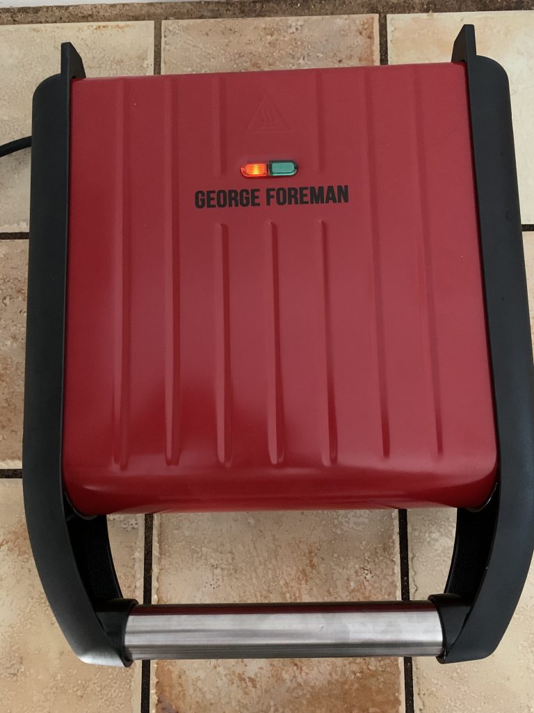 George Foreman 25030-56 Konatktgrill beim Aufheizen mit roter Leuchte