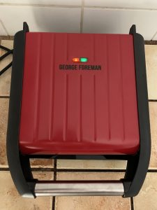 George Foreman 25030-56 Konatktgrill betriebsbereit mit roter und grüner Leuchte