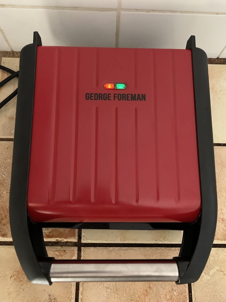 George Foreman 25030-56 Konatktgrill betriebsbereit mit roter und grüner Leuchte