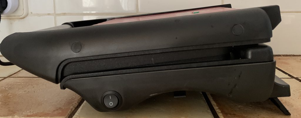 George Foreman 25030-56 Konatktgrill in Schrägstellung mit ausgeklapptem rückseitigem Fuß
