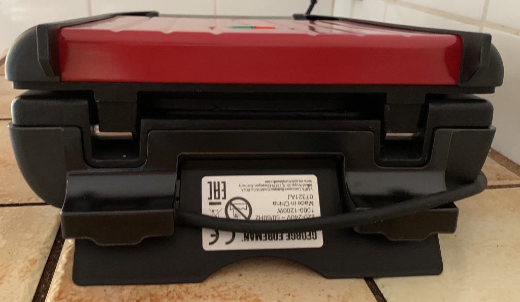 George Foreman 25030-56 Konatktgrill mit ausgeklapptem Fuß von hinten