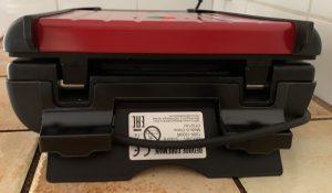George Foreman 25030-56 Konatktgrill mit ausgeklapptem Fuß von hinten