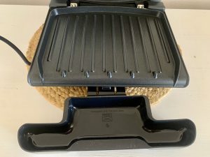 George Foreman 25030-56 Konatktgrill mit herausgeschobener Auffangschale