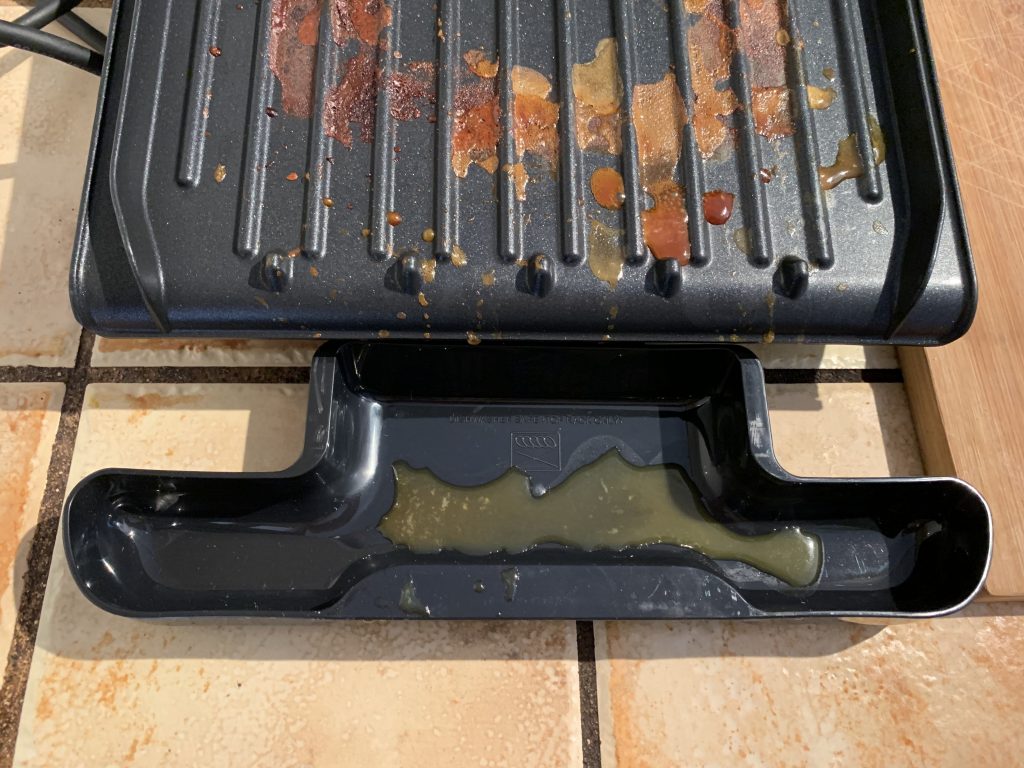 George Foreman 25030-56 Konatktgrill nach dem Grillen mit Fett in der Auffangschale