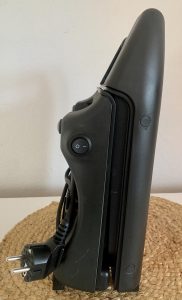 George Foreman 25030-56 Konatktgrill von der Seite in senkrechter Position mit aufgewickeltem Kabel