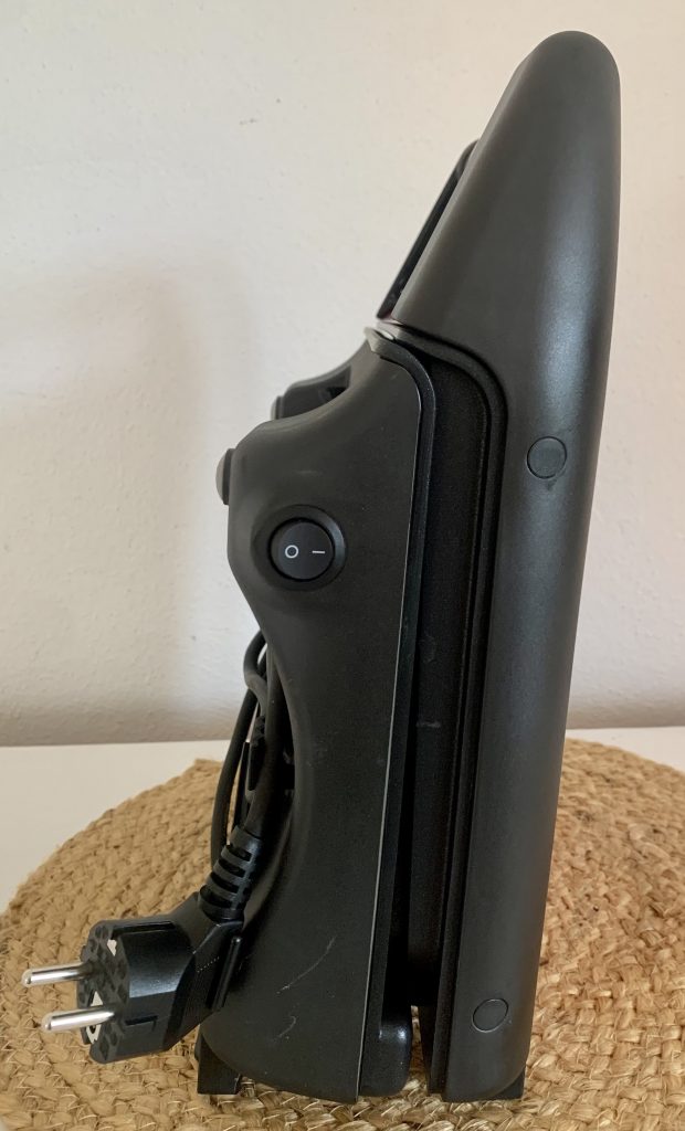George Foreman 25030-56 Konatktgrill von der Seite in senkrechter Position mit aufgewickeltem Kabel