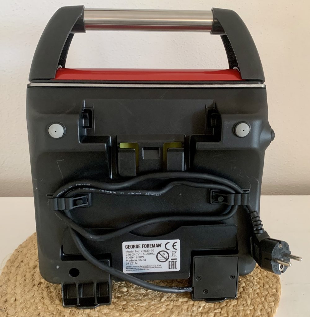 George Foreman 25030-56 Konatktgrill von unten mit aufgewickeltem Kabel