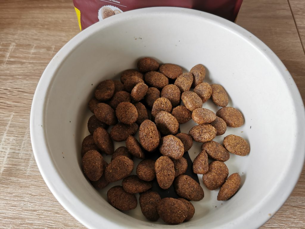 JOSERA Optiness Hundetrockenfutter im Napf