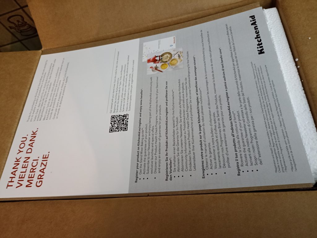 KitchenAid 5K45SSESL Küchenmaschine, Blick in den Karton nach erstem Öffnen