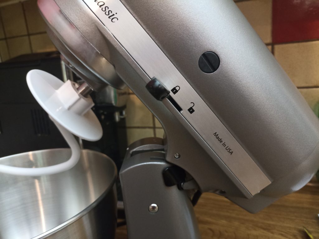 KitchenAid 5K45SSESL Küchenmaschine, Schalter zum Hoch- und Runterklappen