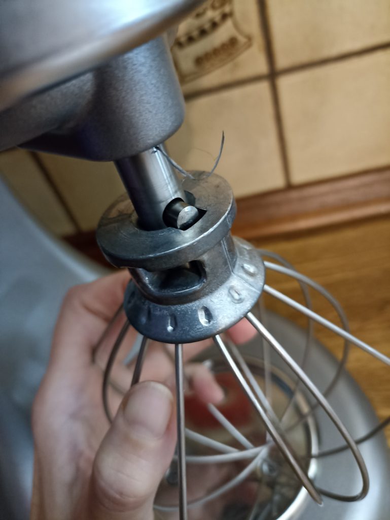 KitchenAid 5K45SSESL Küchenmaschine, Schneebesen installieren