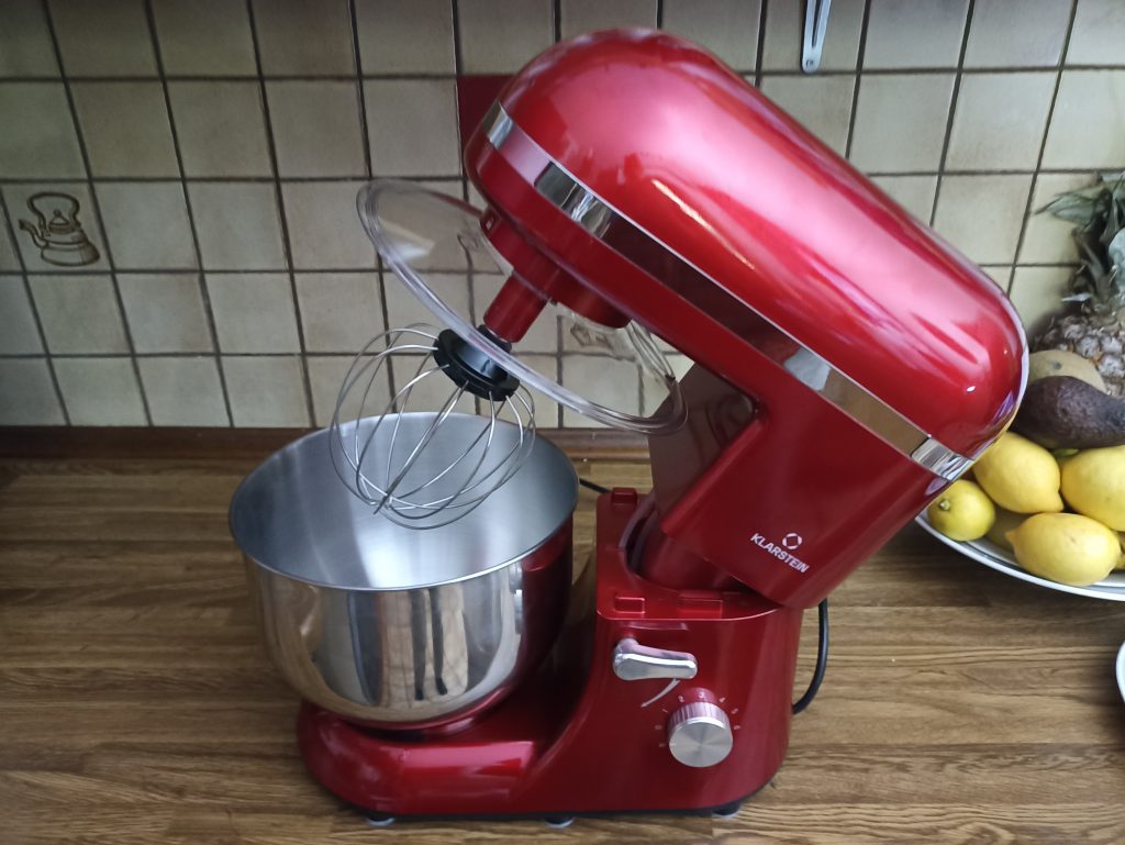 Klarstein Bella Elegance Küchenmaschine, hochgeklappt mit Schneebesen