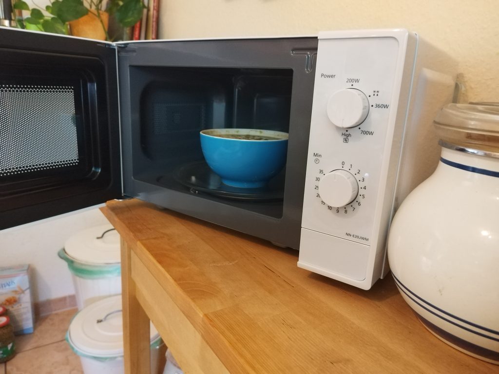 Panasonic-NN-E20JWMEPG-Mikrowelle-in-der-Kueche-mit-geoeffneter-Tuer