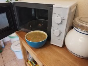 Panasonic-NN-E20JWMEPG-Mikrowelle-in-der-Kueche-mit-geoeffneter-Tuer-v2