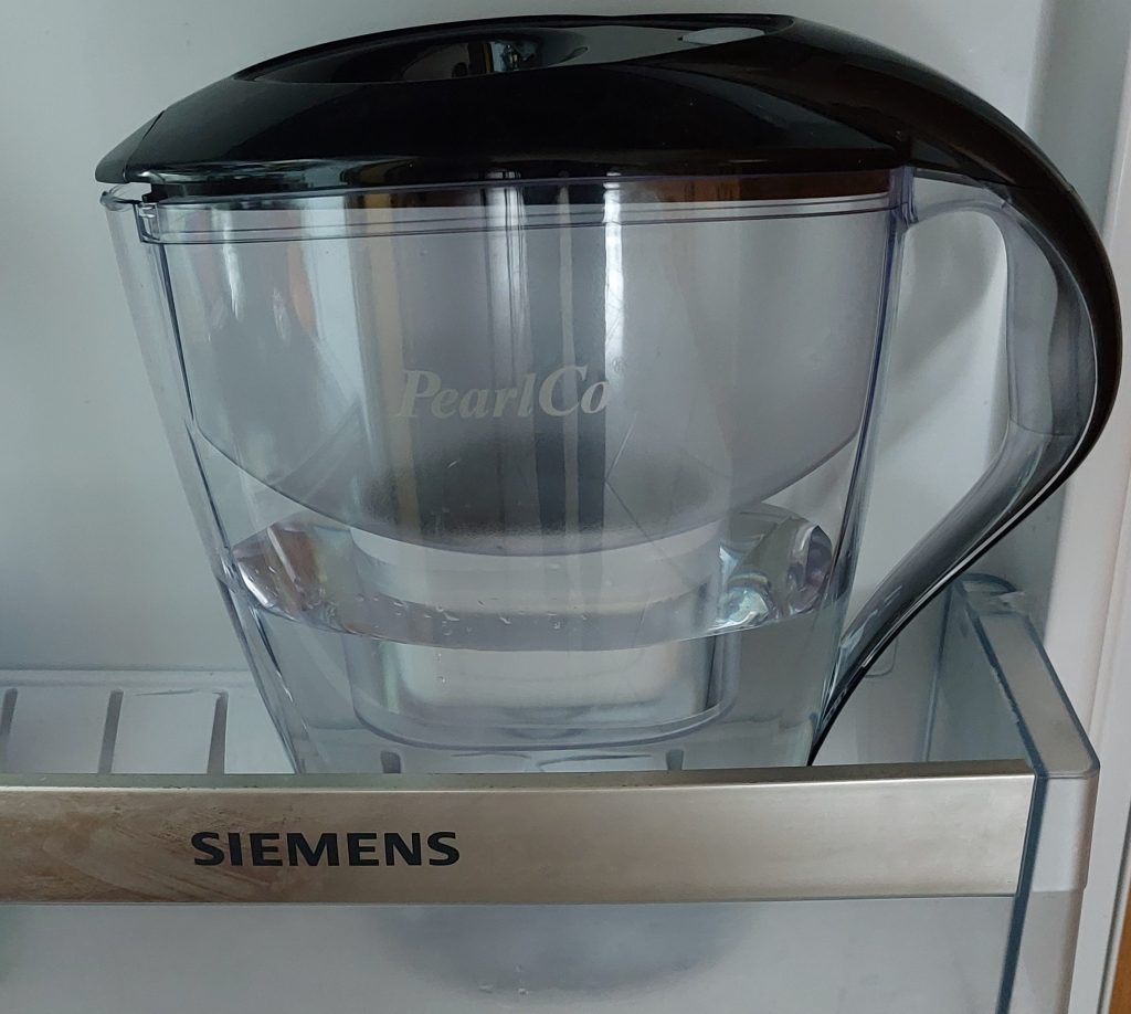 PearlCo Wasserfilter in der Kühlschranktür