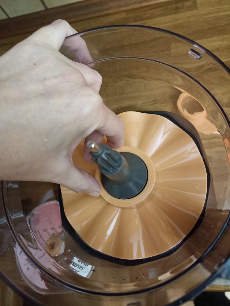 Philips Viva Collection Küchenmaschine, Emulgierscheibe einbauen
