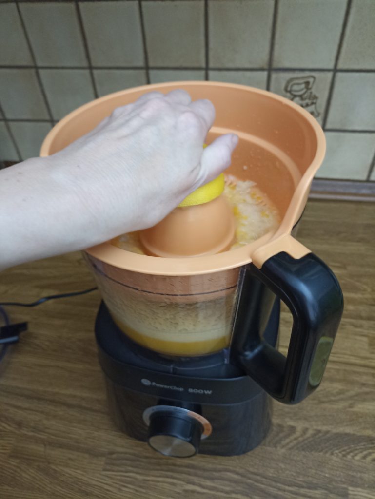 Philips Viva Collection Küchenmaschine, Zitruspresse in Aktion