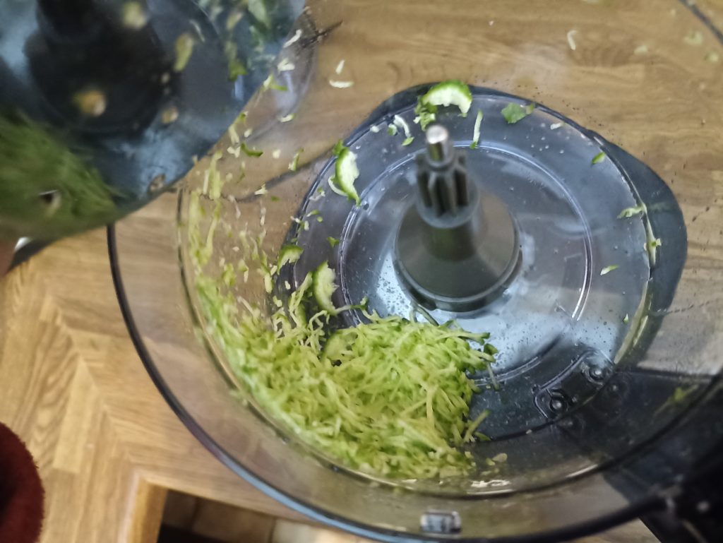 Philips Viva Collection Küchenmaschine, geraspelte Gurke