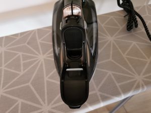 Rowenta DW5325 Focus Excel Dampfbügeleisen geöffnete Klappe