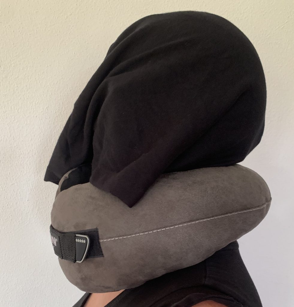 SANDINI TravelFix® Hoodie Nackenkissen von der Seite bei 33-Zentimeter-Halsumfang