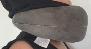 SANDINI TravelFix® Hoodie Nackenkissen von der Seite bei weiblicher Testperson