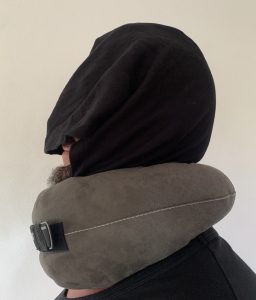 SANDINI TravelFix® Hoodie Nackenkissen von der rechten Seite bei männlicher Testperson