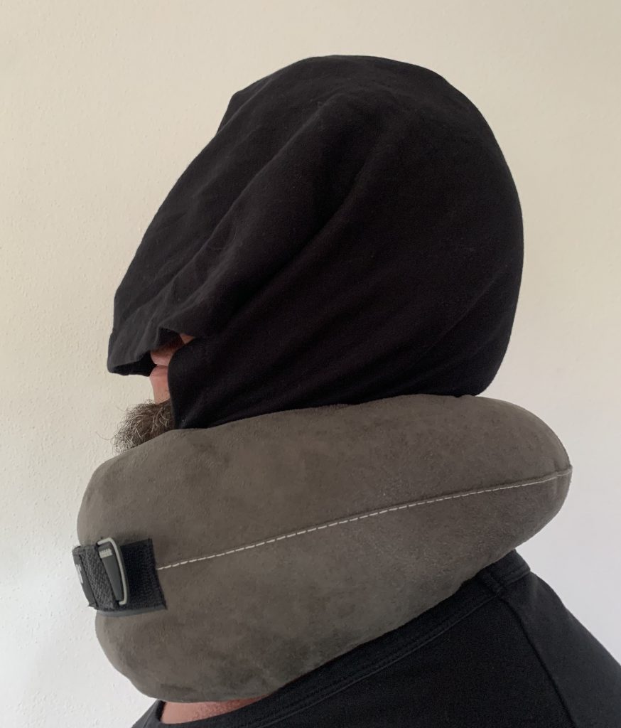 SANDINI TravelFix® Hoodie Nackenkissen von der rechten Seite bei männlicher Testperson