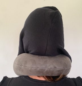 SANDINI TravelFix® Hoodie Nackenkissen von hinten bei 33-Zentimeter-Halsumfang