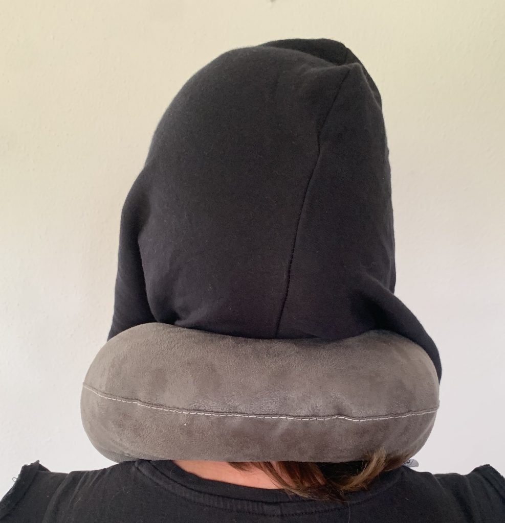 SANDINI TravelFix® Hoodie Nackenkissen von hinten bei 33-Zentimeter-Halsumfang