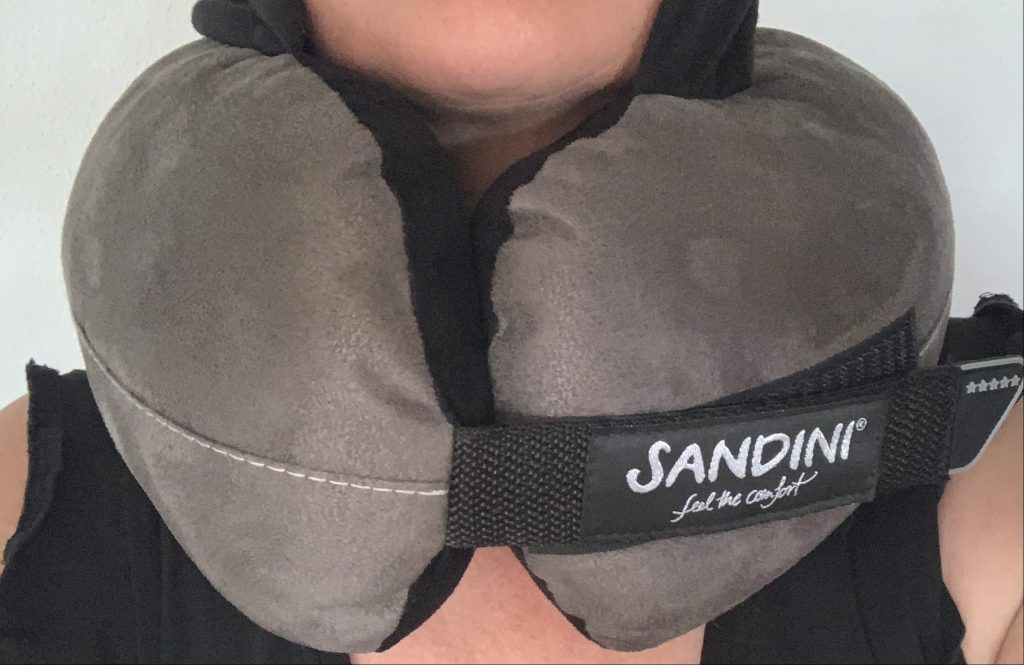 SANDINI TravelFix® Hoodie Nackenkissen von vorne mit Kapuze von vorne bei weiblicher Testperson