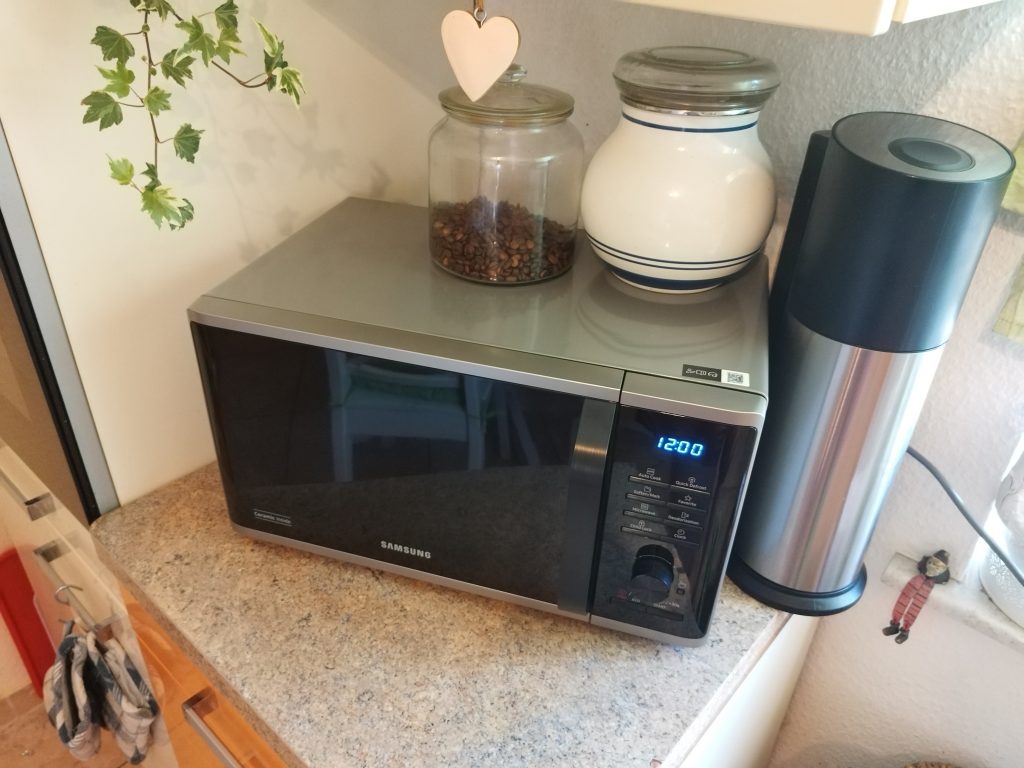 Samsung-MS2AK3515ASEG-Mikrowelle-in-der-Kueche