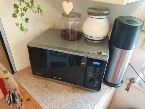 Samsung-MS2AK3515ASEG-Mikrowelle-in-der-Kueche
