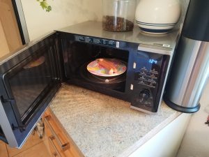 Samsung-MS2AK3515ASEG-Mikrowelle-in-der-Kueche-mit-geoeffneter-Tuer
