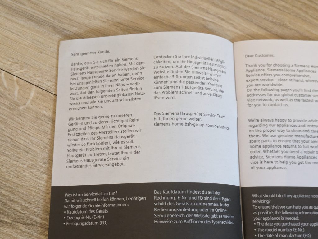 Service-Kontakte der Siemens FF023LMW0 iQ300 Mikrowelle, geöffnet