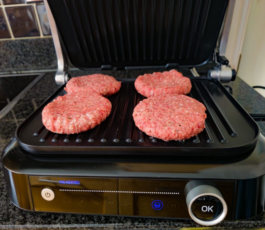 Severin KG 2395 Kontaktgrill Burger auf der Grillplatte