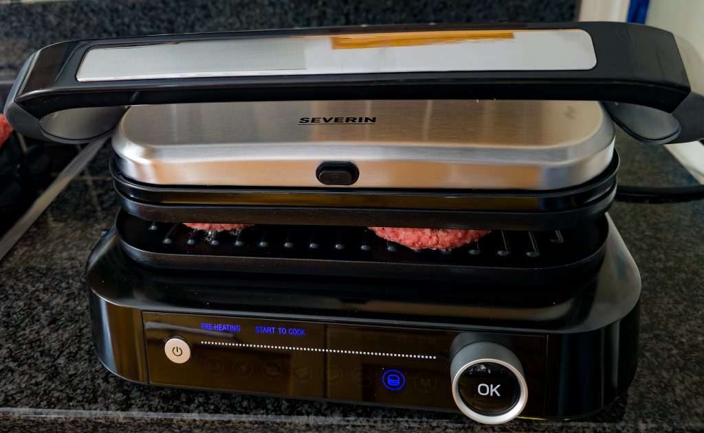 Severin KG 2395 Kontaktgrill in Betrieb mit Burger