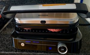 Severin KG 2395 Kontaktgrill in Betrieb mit Burger