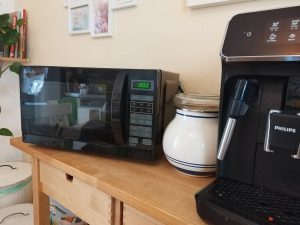 Sharp-R642BKW-Mikrowelle-in-der-Kueche