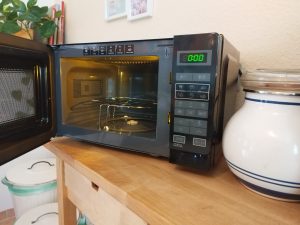 Sharp-R642BKW-Mikrowelle-in-der-Kueche-mit-geoeffneter-Tuer