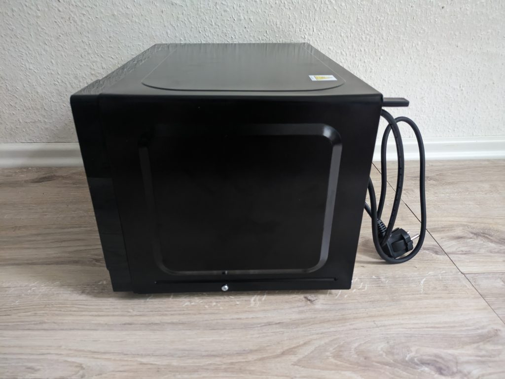 Sharp R642BKW Mikrowelle von links
