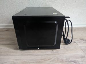 Sharp R642BKW Mikrowelle von links