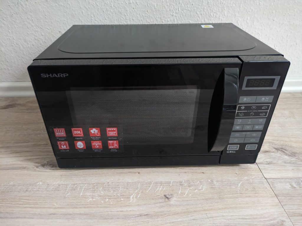 Sharp R642BKW Mikrowelle von vorne